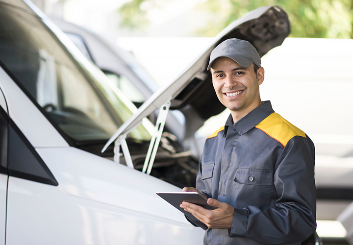 Servicios de mantenimiento – técnico revisando vehículo